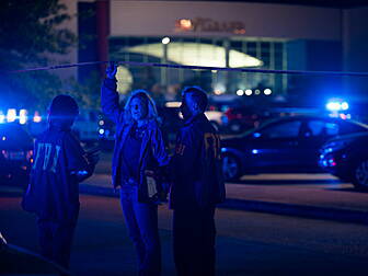 Teacher saves lives as US gunm...